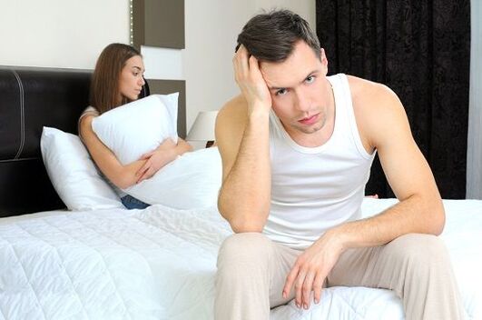 un homme est en colère à cause d'une décharge pathologique lorsqu'il est excité