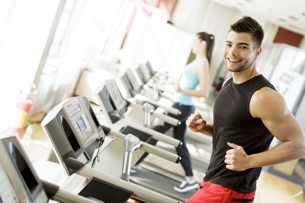 Les exercices cardio aideront un homme à accélérer la circulation sanguine